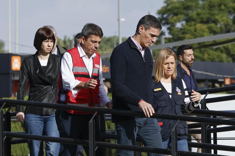 El presidente del Gobierno, Pedro Sánchez (c), acompañado por la ministra de Ciencia, Innovación y Universidades, Diana Morant (i), el president de la Generalitat, Carlos Mazón (2i), y la delegada del Gobierno, Pilar Bernabé