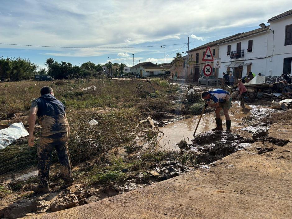 Dos vecinos de la pedanía valenciana de La Torre, sacando barro de las parcelas