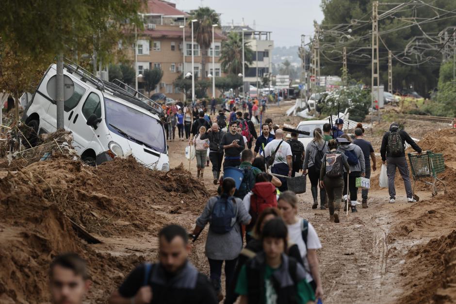 Vecinos de Paiporta en una zona afectada por las inundaciones