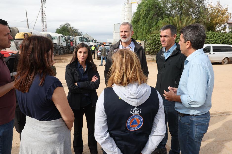 Los Reyes con Sánchez y Mazón en el puesto de mando avanzado en Paiporta (Valencia)