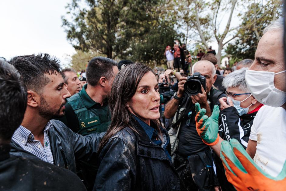 La Reina Letizia durante su visita a una zona afectada por la DANA, a 3 de noviembre de 2024, en Paiporta, Valencia, Comunidad Valenciana (España). Los Reyes han visitado, junto al presidente del Gobierno y presidente de la Generalitat valenciana, algunas de las zonas afectadas por la DANA, que el pasado 29 de octubre arrasó la provincia de Valencia y que deja ya una cifra de más de 210 fallecidos.
Carlos Luján / Europa Press
03/11/2024