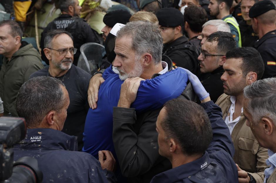 El Rey abraza a uno de los vecinos de Paiporta indignado con la inacción de los gobernantes