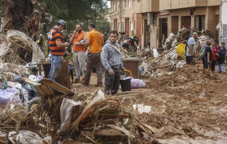 Varias personas limpian los estragos ocasionados por la DANA en Paiporta, Valencia