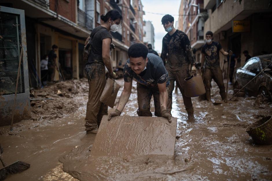 Voluntarios limpian los estragos ocasionados por la DANA