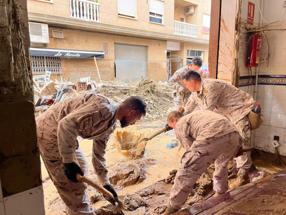 Infantes de Marina de la Armada española trabajan en Catarroja y Torrent, en Valencia, realizando, entre otras, labores de desescombro y reparto de alimentos.