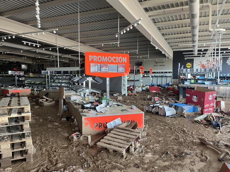 Un supermercado inundado y desvalijado en Paiporta