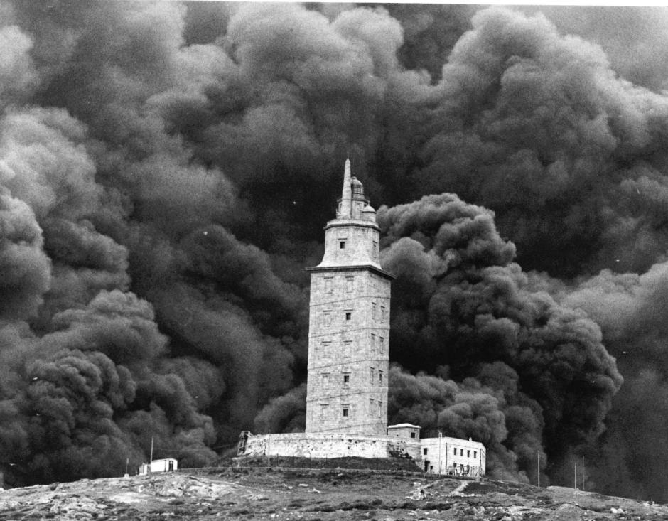 La Torre de Hércules, en La Coruña, se vio envuelta por la humareda del petrolero 'Aegean Sea' en 1992