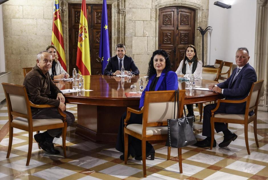 El presidente de la Generalitat Valenciana, Carlos Mazón, en la reunión mantenida con patronal y sindicatos