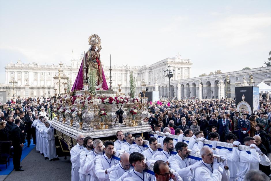 La Virgen de la Almudena sale en procesión en andas tras la Misa Mayor de la Virgen de la Almudena, en la plaza de la Almudena, a 9 de noviembre de 2024, en Madrid (España). La fiesta, celebrada este año bajo el lema ‘Madre, juntos en esperanza’, homenajea a la patrona de la ciudad. La conmemoración incluye la tradicional Eucaristía, durante la que se renueva el Voto de la Villa, y la posterior procesión por la capital. También tiene lugar la ofrenda floral, para la que se ha pedido que además de honrar a la Virgen con flores se lleven alimentos no perecederos que serán donados.

A. Pérez Meca / Europa Press
09 NOVIEMBRE 2024;MADRID;VIRGEN DE LA ALMUDENA;FIESTA
09/11/2024