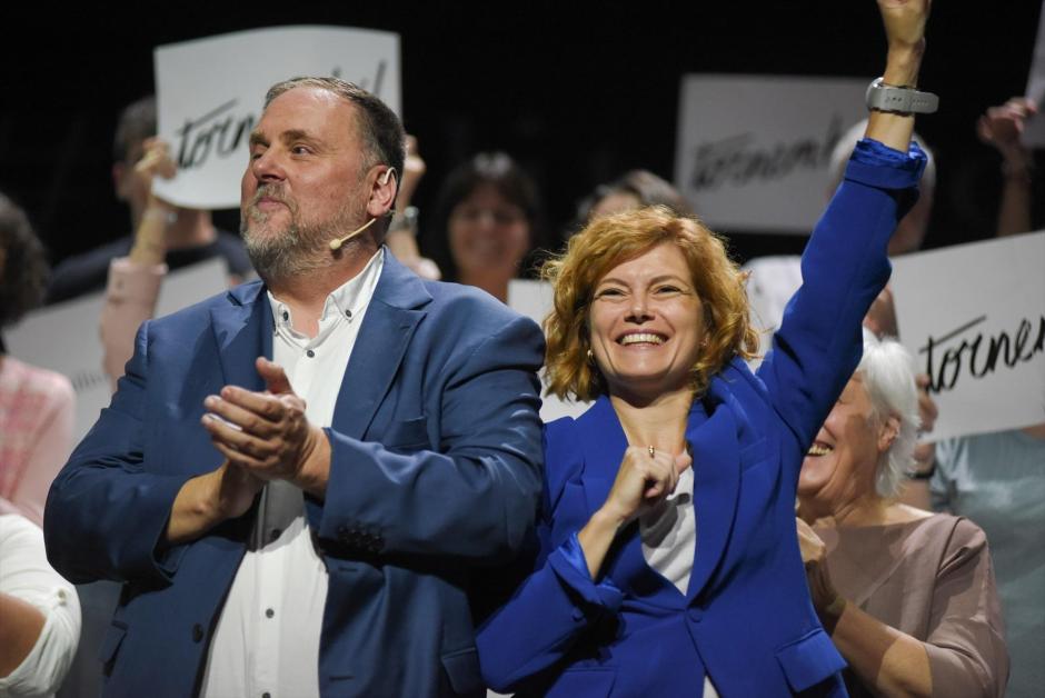 (Foto de ARCHIVO)
El expresidente de ERC, Oriol Junqueras y la líder de ERC en el Ayuntamiento de Barcelona, Elisenda Alamany, durante la presentación de la candidatura 'Militancia Decidim', en el Teatre La Passió, a 21 de septiembre de 2024, en Olesa de Montserrat, Barcelona, Catalunya (España). Junqueras pretende volver a presidir ERC convirtiendo su formación en la "mejor herramienta para conseguir la independencia" y ha invitado a la militancia de los republicanos a sumarse a la candidatura que impulsa para el próximo congreso del partido el 30 de noviembre.

Alberto Paredes / Europa Press
21 SEPTIEMBRE 2024;JUNQUERAS;ERC;MILITANCIA;CATALUÑA;MILITANTES;
21/9/2024