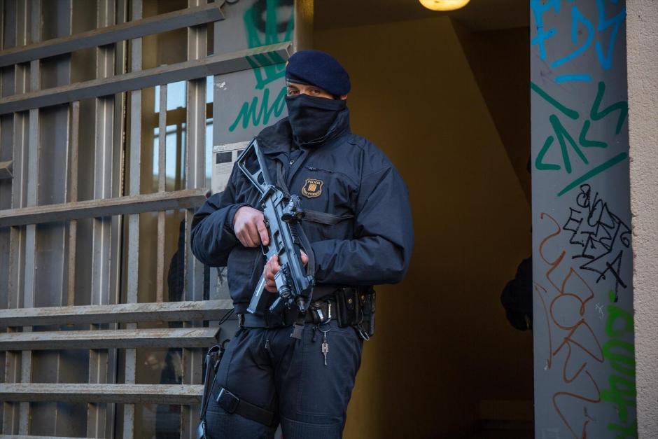 (Foto de ARCHIVO)
Un agente de los Mossos vigila durante la operación contra el yihadismo en el centro de Barcelona

David Zorraquino / Europa Press
15 enero 2019, Barcelona, Mossos, yihadismo, yihadistas
15/1/2019
