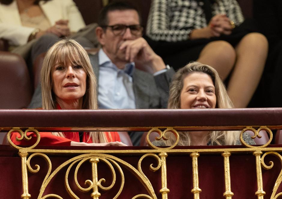 Begoña Gómez junto a su secretaria Cristina Álvarez en el Congreso de los Diputados