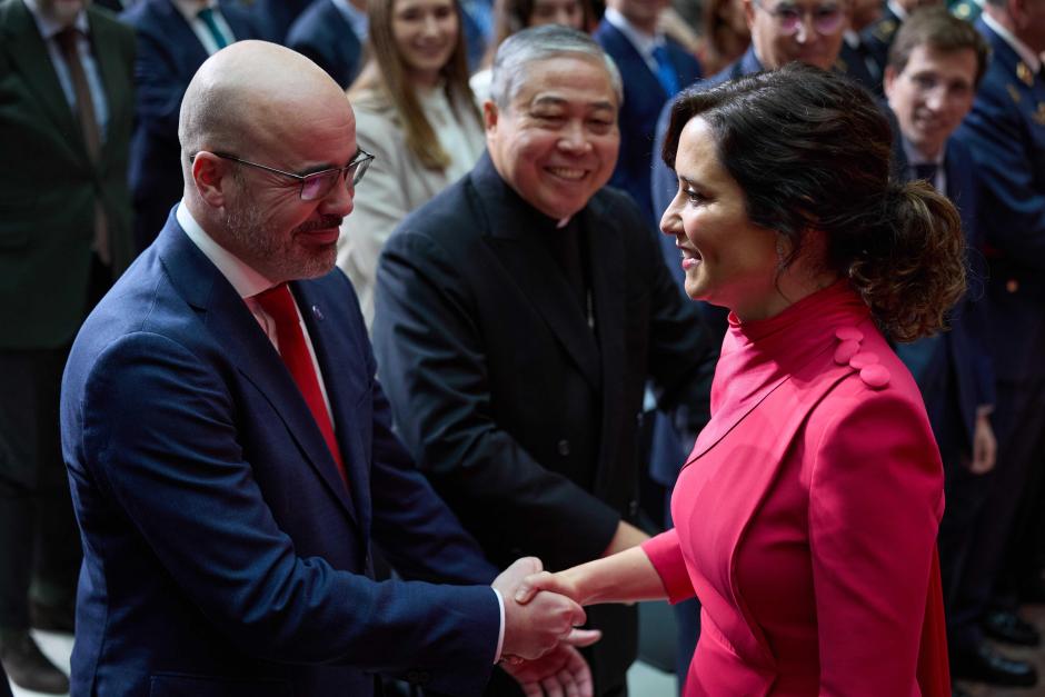 La presidenta de la Comunidad de Madrid, Isabel Díaz Ayuso saluda al delegado del Gobierno en la Comunidad de Madrid, Francisco Martín