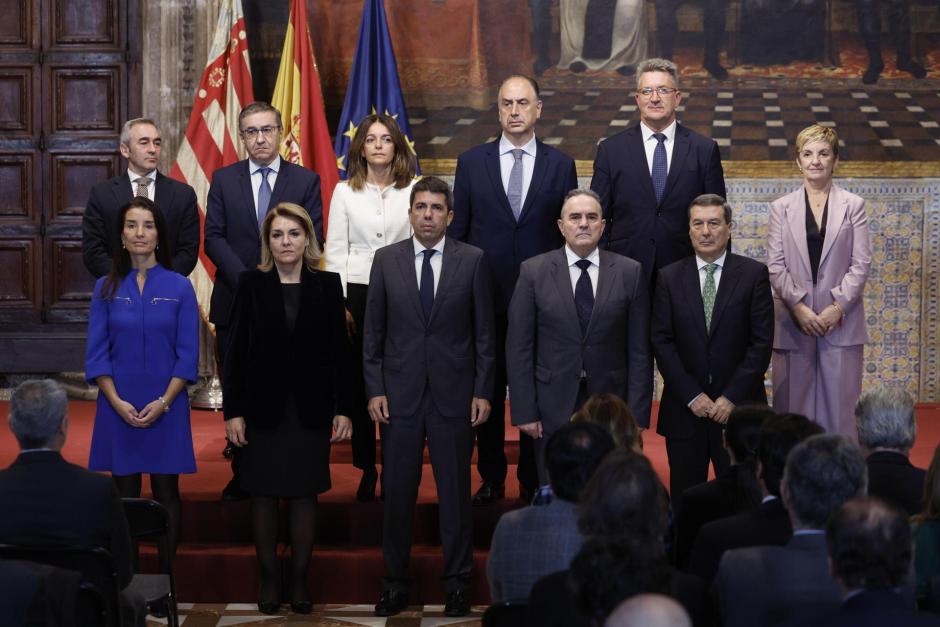 Carlos Mazón, con su nuevo Consell, tras la toma de posesión en el Palau de la Generalitat