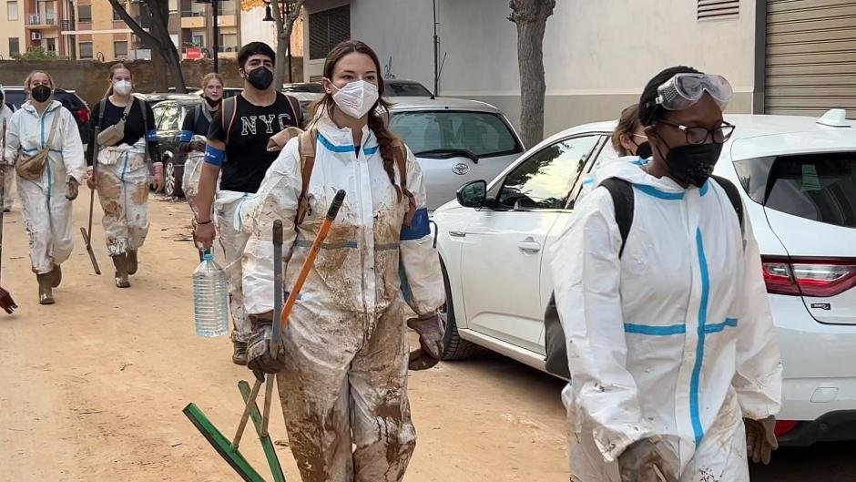 Voluntarios del CEU ayudando en las labores de limpieza en las zonas afectadas por la DANA en Valencia