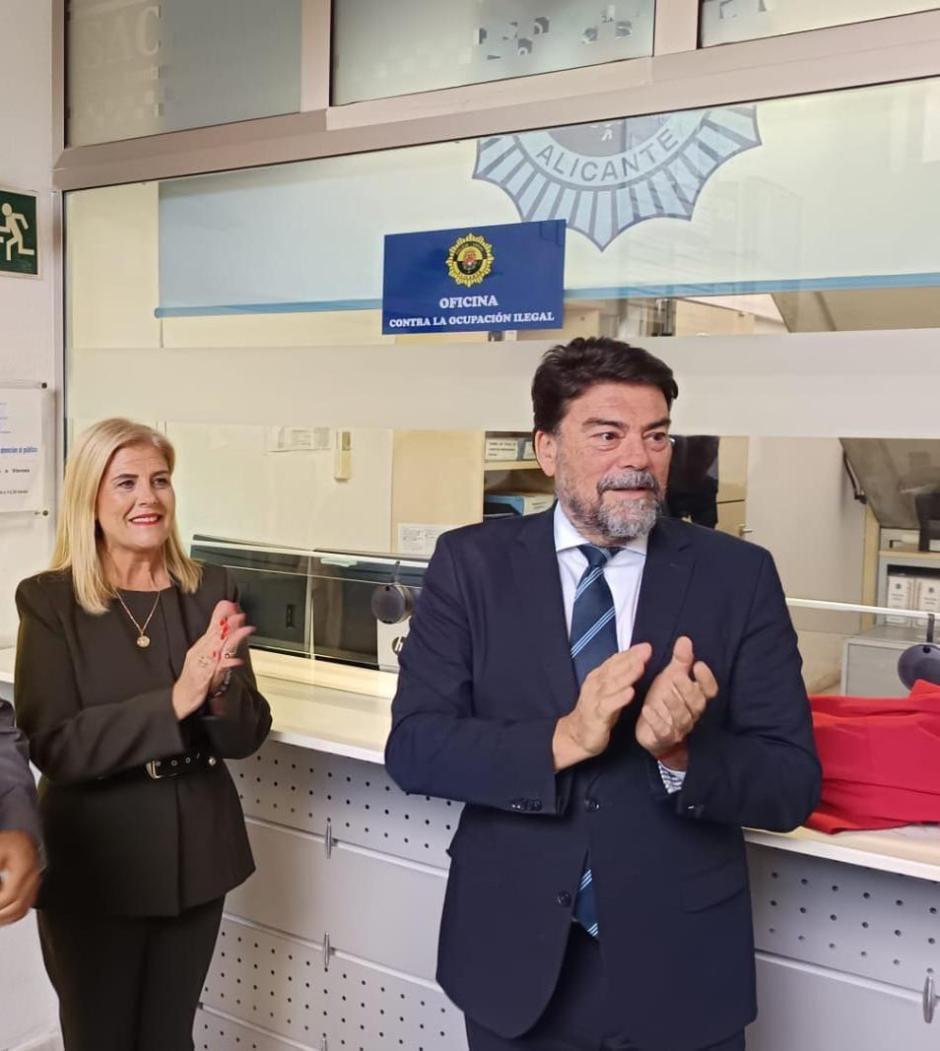El alcalde de Alicante, Luis Barcala, junto a la portavoz de Vox, Carmen Robledillo, en la inauguración de la oficina 'anti okupas'
