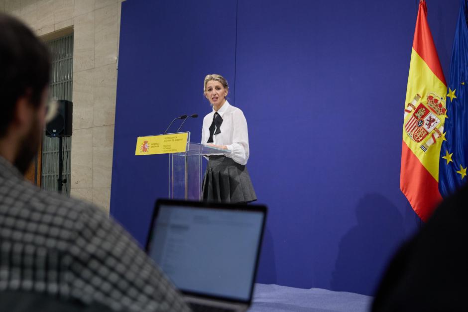 (Foto de ARCHIVO)
La vicepresidenta segunda y ministra de Trabajo y Economía Social, Yolanda Díaz, comparece tras una reunión con la Comisión Asesora para el Análisis del Salario Mínimo Interprofesional, en el Ministerio de Trabajo y Economía Social, a 26 de noviembre de 2024, en Madrid (España).  El Ministerio de Trabajo y Economía Social ha convocado para este martes al Comité de Expertos del salario mínimo interprofesional (SMI) como paso previo a la negociación que desarrollará con sindicatos y empresarios para la subida de esta renta mínima de cara a 2025. Este comité asesor del Gobierno, del que forman parte miembros del Ejecutivo, de los agentes sociales y profesionales académicos, se constituyó en enero de 2021 para determinar a qué ritmo debía subir el SMI para representar el 60% del salario medio, tal y como establece la Carta Social Europea. Trabajo no quiere que el SMI pierda poder adquisitivo y lo subirá con o sin acuerdo con los agentes sociales.

Jesús Hellín / Europa Press
26 NOVIEMBRE 2024;TRABAJO;SMI;SALARIO MÍNIMO;
26/11/2024