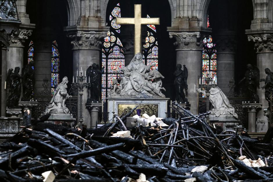 El altar rodeado de escombros carbonizados en el interior de la Catedral de Notre Dame
