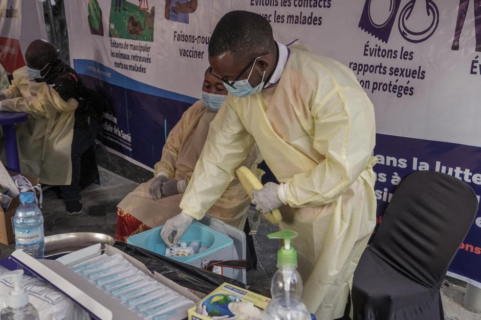 Administración de vacunas en un hospital del Congo