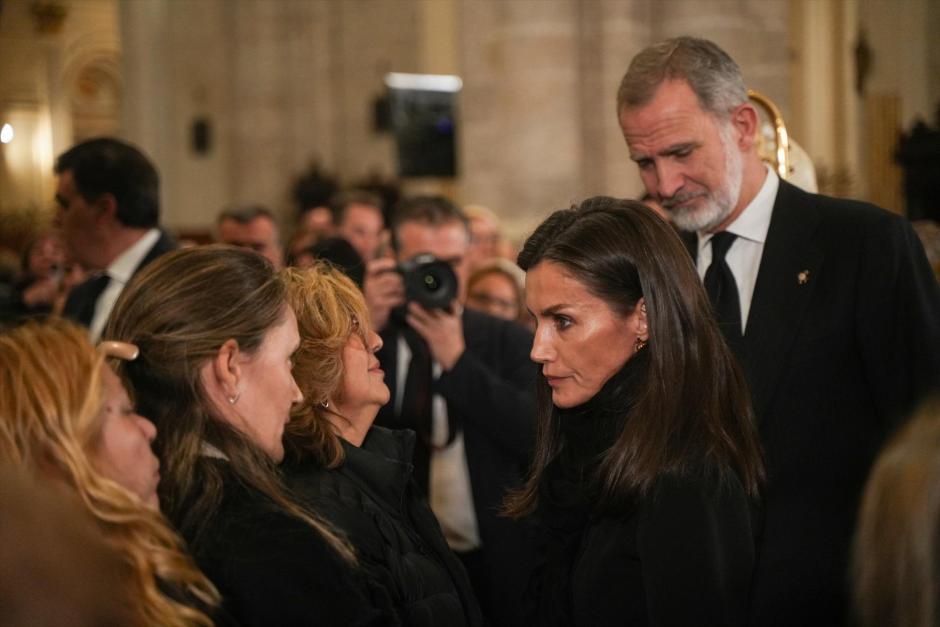 Los Reyes Felipe VI y Letizia saludan a los familiares de las víctimas tras la misa funeral por los fallecidos en la DANA