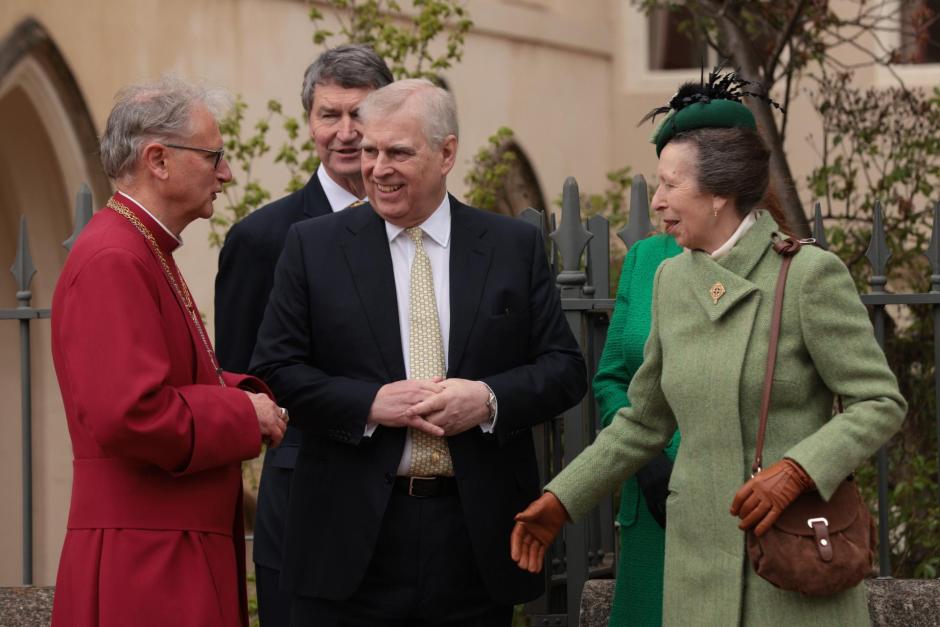 La Princesa Ana y el Príncipe Andrés durante el servicio del Día de Pascua en Windsor