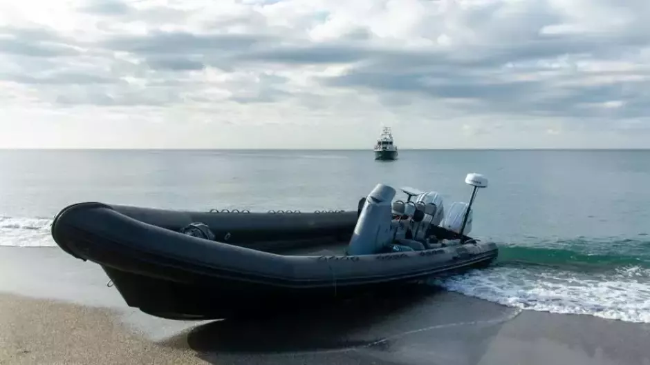 La Guardia Civil investiga la procedencia de una narcolancha varada en playa de Salobreña