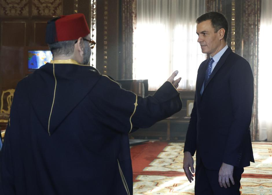El presidente del Gobierno español, Pedro Sánchez (d), se reúne con el rey Mohamed VI de Marruecos