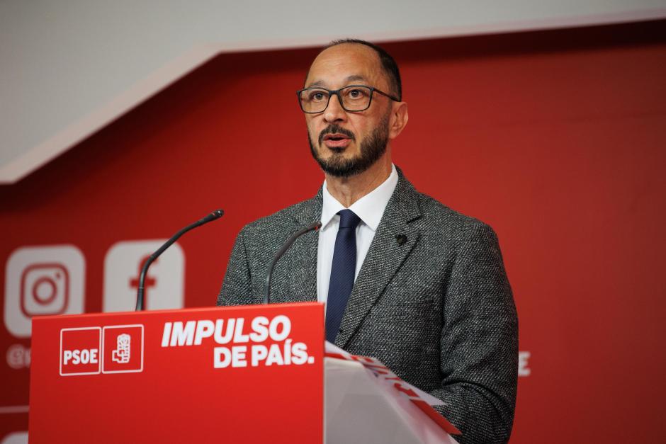 Gómez de Celis ofrece una rueda de prensa desde la sede del PSOE en Sevilla