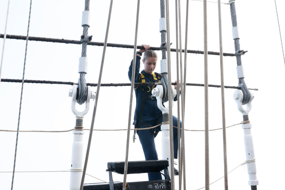 La Princesa Leonor sube al palo del Juan Sebastián de Elcano
