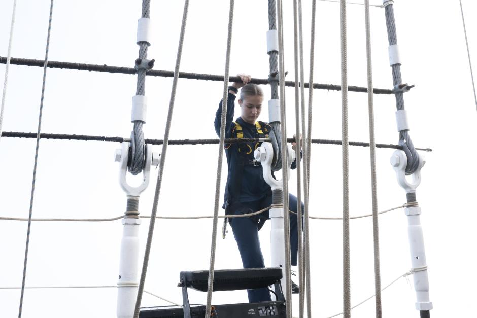 La Princesa Leonor subiendo por un palo de Elcano