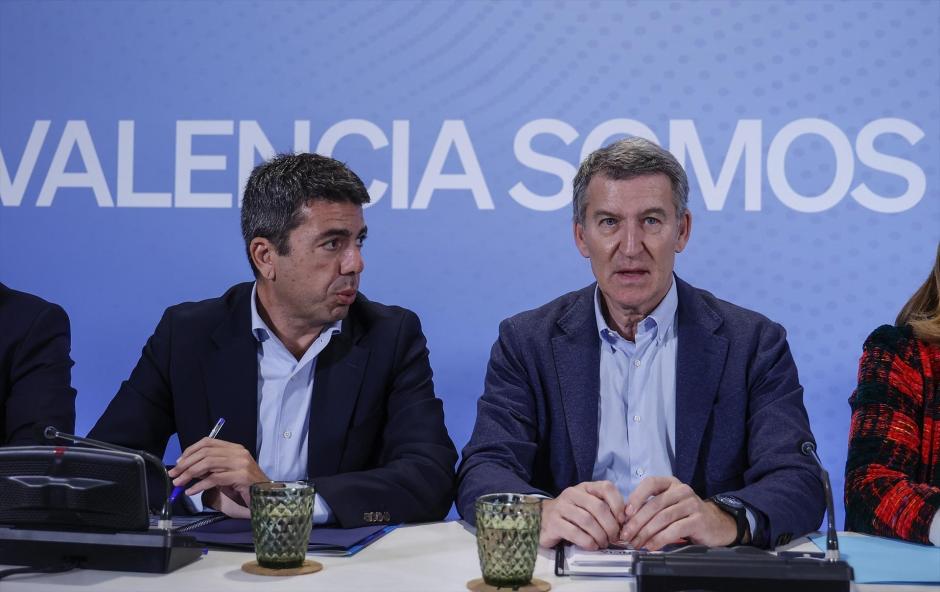 Alberto Núñez Feijóo y Carlos Mazón, en un acto del PP en Valencia con alcaldes de municipios afectados por la dana