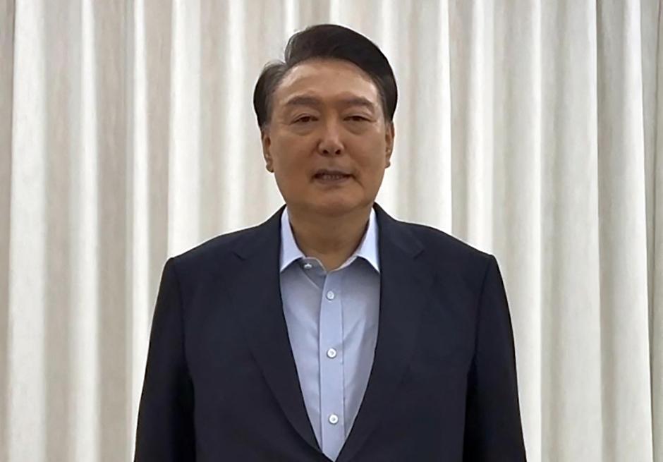 El presidente de Corea del Sur, Yoon Suk Yeol, en un mensaje de vídeo, anunciaba acatar la detención