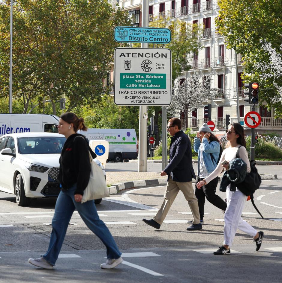 (Foto de ARCHIVO)
Un cartel marca la el Inicio de una Zona de Bajas Emisiones (ZBE), a 20 de noviembre de 2024, en Madrid (España). Uno de los aspectos de mayor relevancia en la Ordenanza de Movilidad Sostenible, consiste en la creación de la denominada ‘Madrid Zona de Bajas Emisiones (ZBE)’ con la que se pretende otorgar una misma protección a toda la ciudadanía y a todas las personas que visiten y disfruten de la ciudad, así como dar cumplimiento a los valores límites de dióxido de nitrógeno establecidos por la normativa comunitaria y estatal de carácter básico en materia de calidad del aire

Marta Fernández / Europa Press
20/11/2024