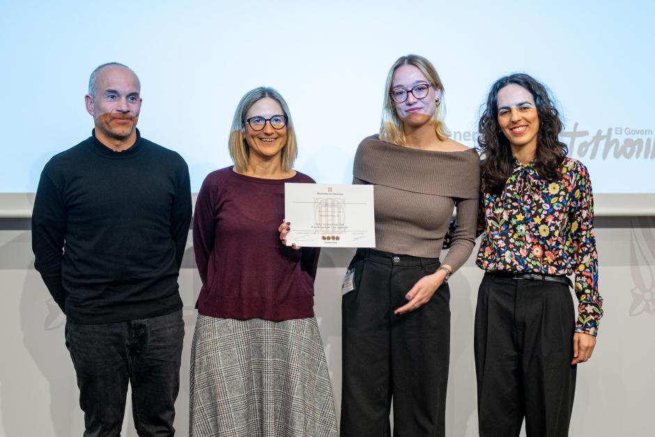 La consellera de Igualdad, Eva Menor, entrega el premio a la directora de 'Les culpables'