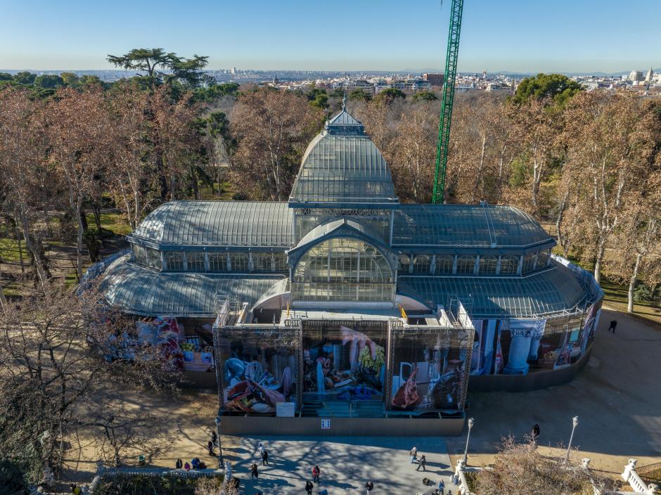 El Palacio de Cristal de El Retiro con la lona que lo cubre