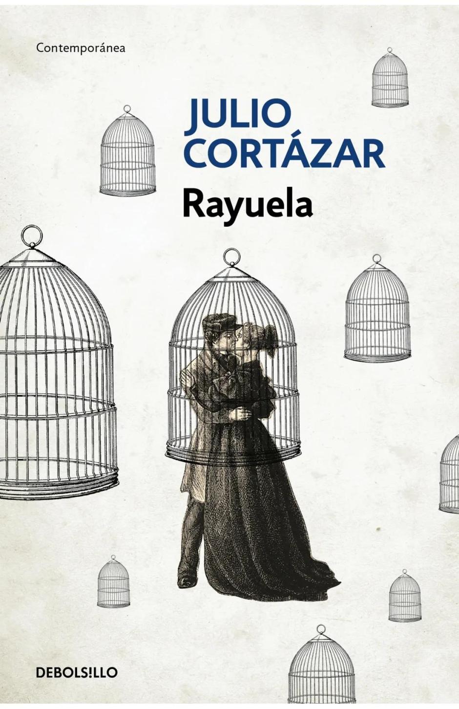Dice el tópico que cualquier aspirante hispanohablante a escritor tiene que leer (y comprender) al menos una vez en su vida Rayuela de Julio Cortázar. La tarea, sin embargo, no es sencilla. ¿De qué trata Rayuela? Nadie puede decirlo exactamente, más allá de citar las andanzas de Oliveira y la Maga en París y Buenos Aires. Lo cierto es que ni siquiera es fácil decir cómo se debe leer, teniendo en cuenta que la novela está descompuesta en capítulos aparentemente inconexos y que el genial Cortázar dio la opción de leer de corrido, como un libro normal, deteniéndose en el capítulo 56 como si ahí terminara la novela y no hubiera nada más después (tiene 155 capítulos), o se puede leer siguiendo un itinerario marcado por el propio Cortázar. Incluso se puede leer “a boleo”, saltando de un capítulo a otro sin un plan establecido. Por poder hasta se puede leer de corrido el libro del capítulo 1 hasta el 155, aunque Cortázar lo desaconsejara, o se puede leer al revés, del 155 al 1, o detenerse a la mitad… Lo importante, al final, es leer Rayuela y saber lo que se ha leído al terminar.