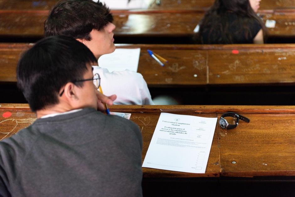 (Foto de ARCHIVO)
Dos alumnos esperan a empezar el examen en un aula de la Facultad de Derecho, día que comienzan las pruebas de acceso a la universidad del año 2022, en la Facultad de Derecho de la Universidad Complutense de Madrid, a 6 de junio de 2022, en Madrid (España). Un total de 38.220 estudiantes se enfrentan desde hoy a las pruebas de Evaluación de Acceso a la Universidad (EvAU) 2022 en la Comunidad de Madrid en las seis universidades públicas de la región. En el Distrito único de Madrid, la prueba de la EvAU se celebrará los días 6, 7, 8, 9 y 10 de junio. Con el objetivo de evitar aglomeraciones, los exámenes de las asignaturas troncales obligatorias se han desdoblado en dos días.
Gustavo Valiente / Europa Press
06 JUNIO 2022;UNIVERSIDAD;UCM;COMUNIDAD DE MADRID;EVAU;SELECTIVIDAD
06/6/2022