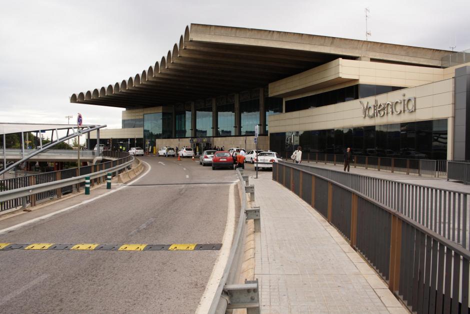 Entrada a la terminal del Aeropuerto de Manises, Valencia
