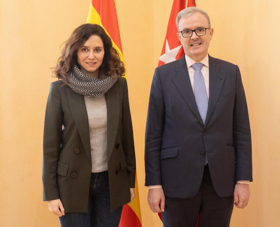 La presidenta de la Comunidad de Madrid, Isabel Díaz Ayuso, durante un encuentro con el embajador de España en la República de Corea, Guillermo Kirkpatrick de la Vega