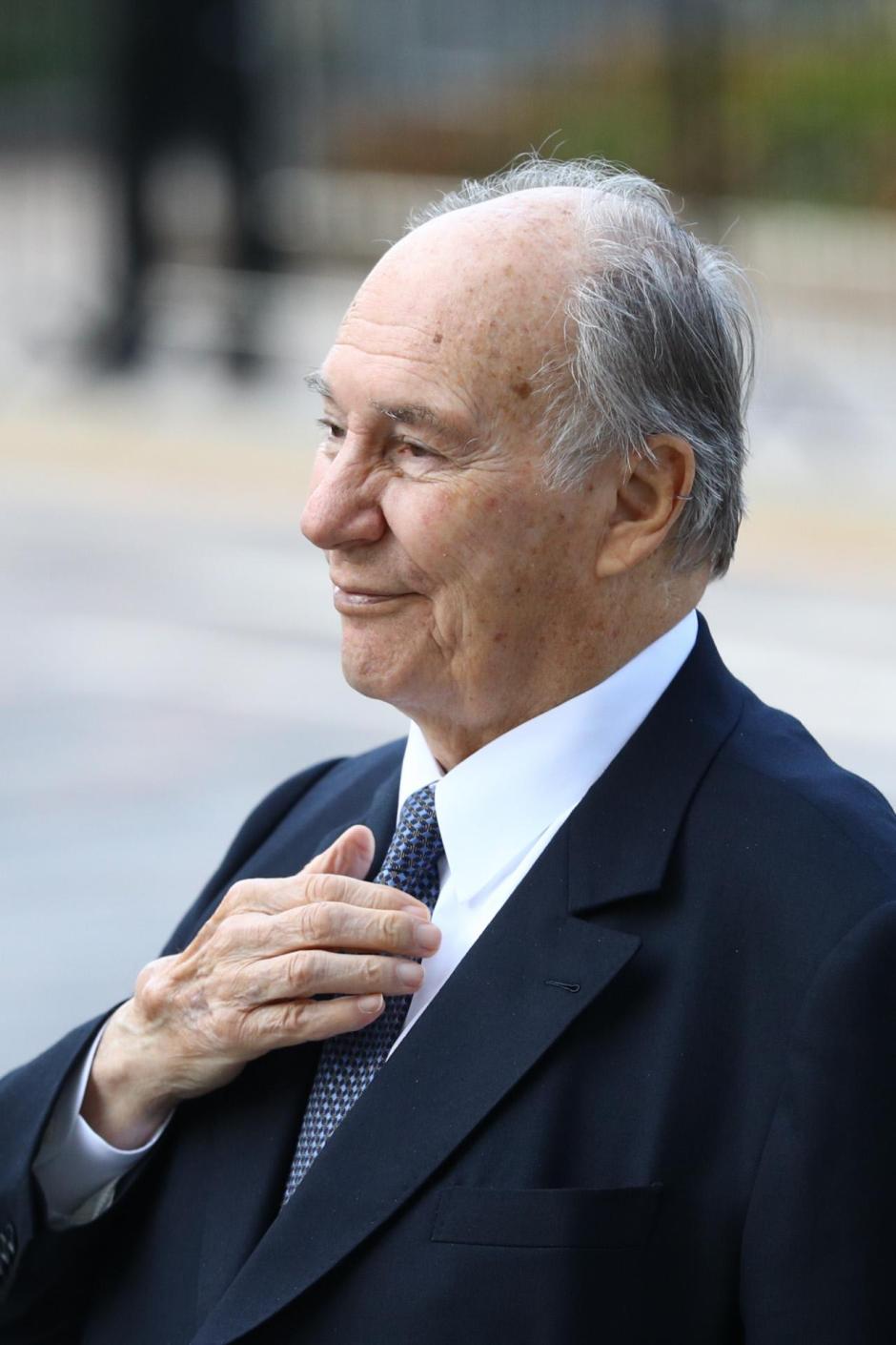 Aga Khan meet local schoolchildren as they visit the AgaKhan Centre in London, Britain October 2, 2019.   *** Local Caption *** .