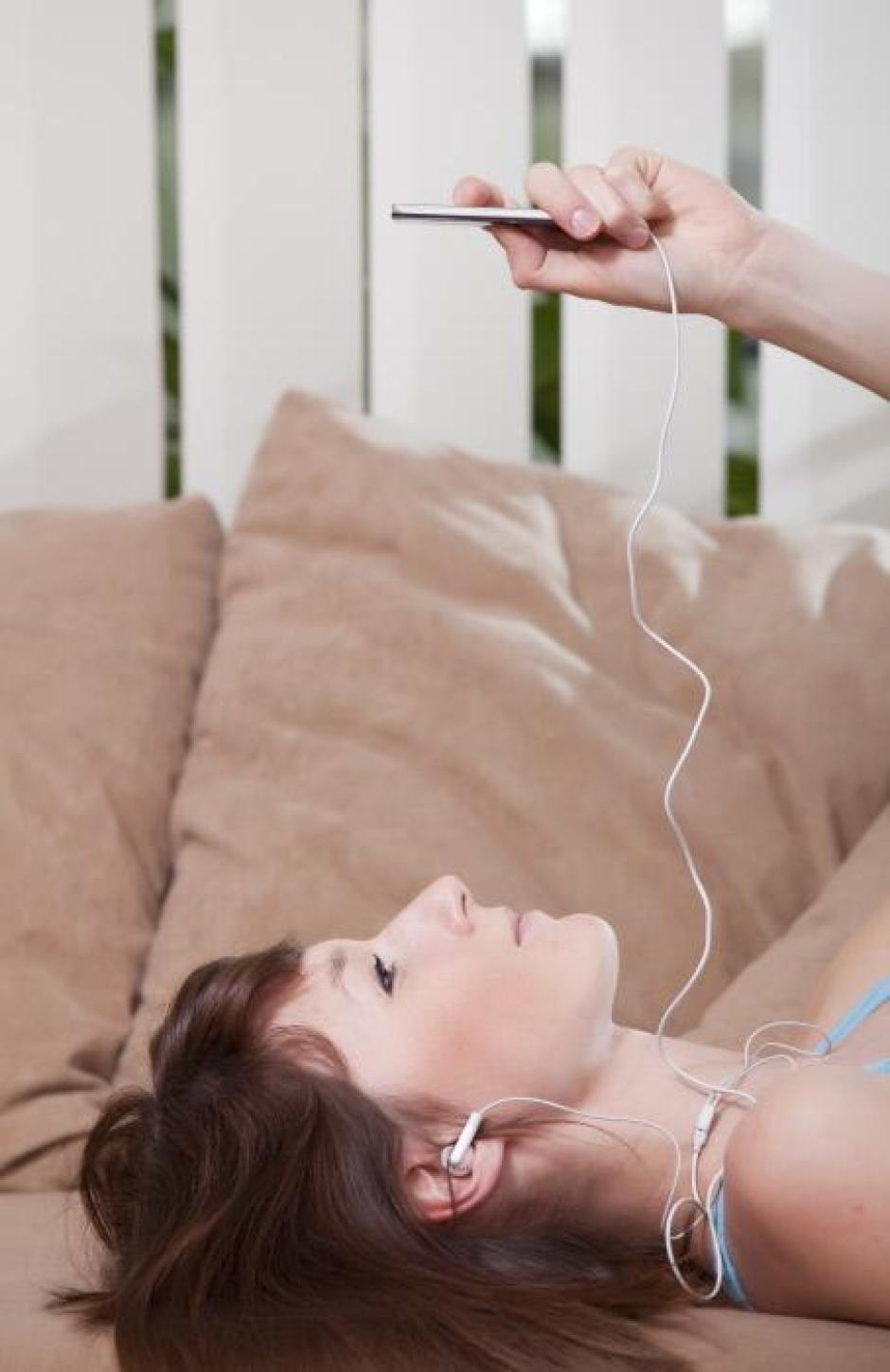 Un estudio concluyó que dormir con música altera la calidad del sueño