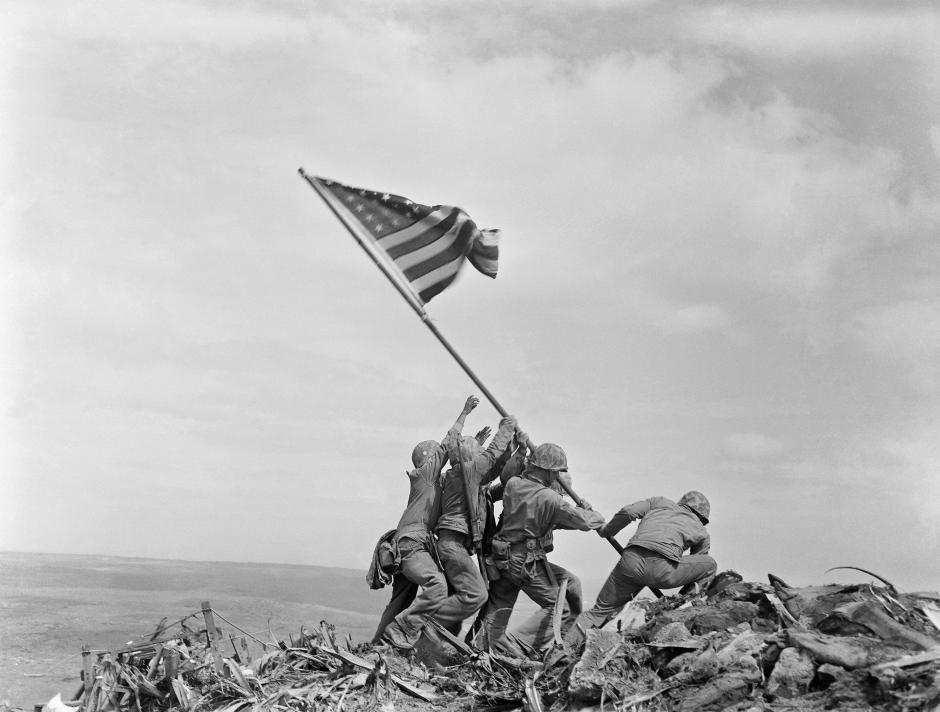 Alzando la bandera en Iwo Jima. Fotografía de Joe Rosenthal
