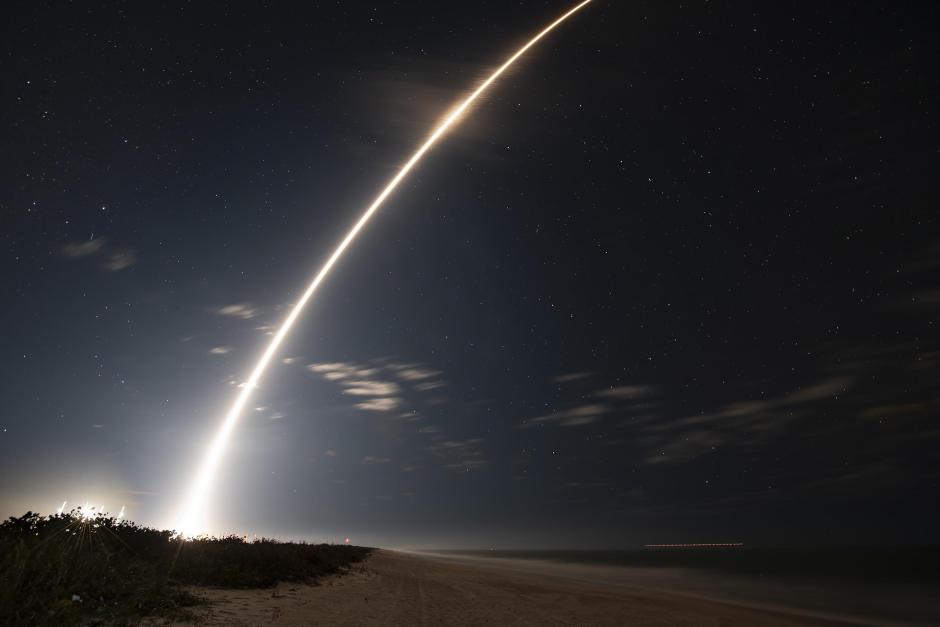 Fotografía cedida por SpaceX este miércoles donde se muestra una línea de fuego formada por el cohete Falcon 9, que lleva el módulo de aterrizaje lunar IM-2