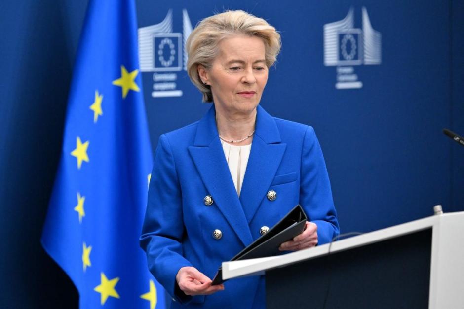 La presidenta de la Comisión Europea, Ursula von der Leyen, llega a la sede de la Comisión Europea en Bruselas