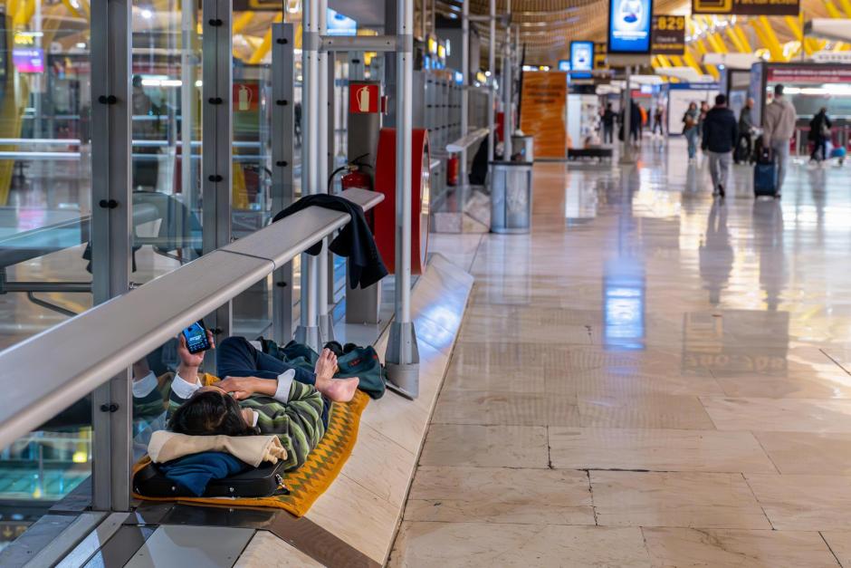 Alrededor de medio millar de personas sin techo duermen en el aeropuerto Adolfo Suárez Madrid-Barajas