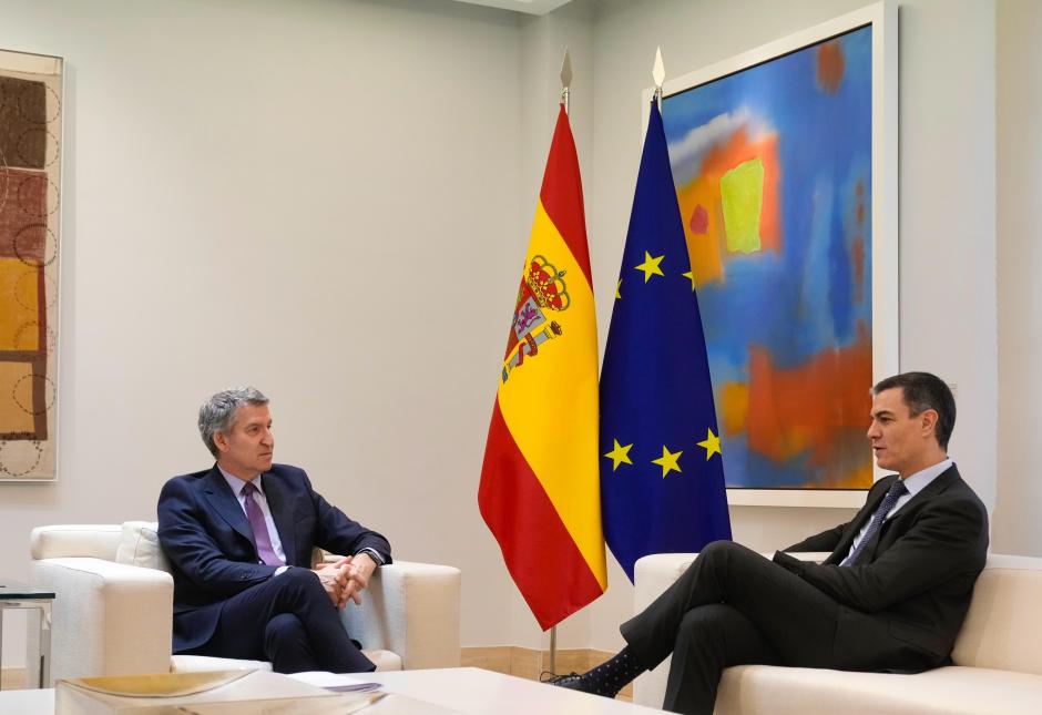 El presidente del Gobierno, Pedro Sánchez (i), recibe este jueves al líder del PP, Alberto Núñez Feijóo (d), en el Palacio de la Moncloa