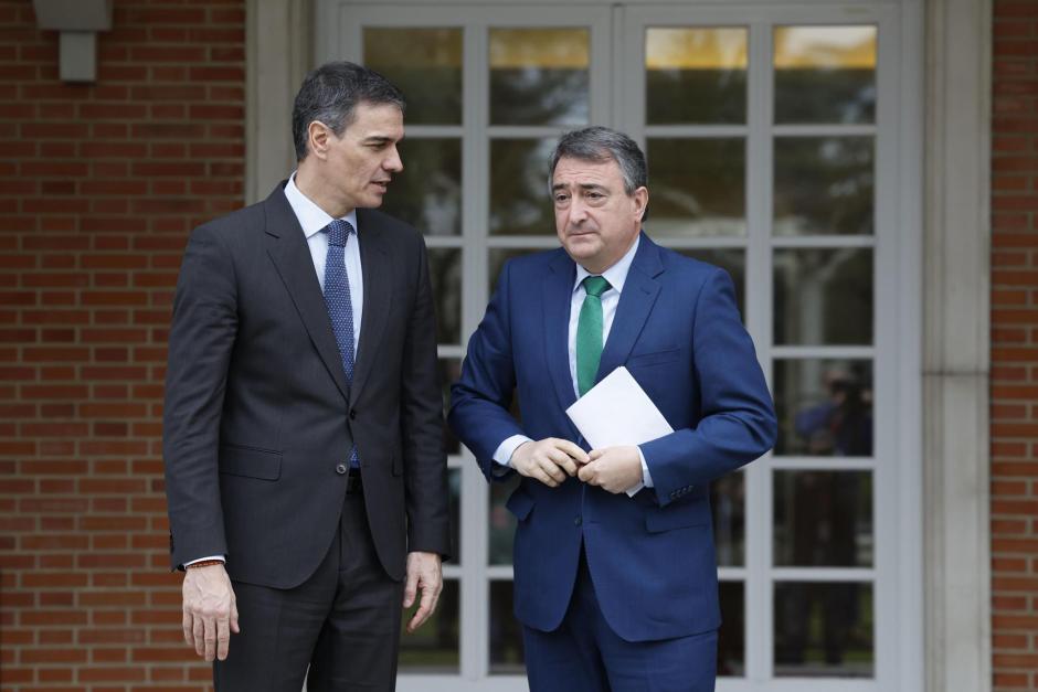 El presidente del Gobierno, Pedro Sánchez (i) recibe al portavoz del PNV en el Congreso, Aitor Esteban