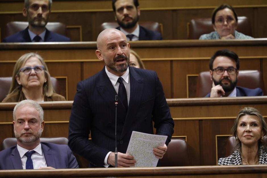 El diputado del PP Jaime Miguel de los Santos interviene durante una sesión de control al Gobierno en el Congreso