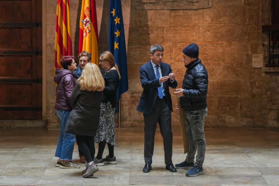 Familiares de víctimas de la dana conversan con el presidente de la Generalitat valenciana, Carlos Mazón, durante la celebración de un pleno del Consell en el Palacio de la Generalitat