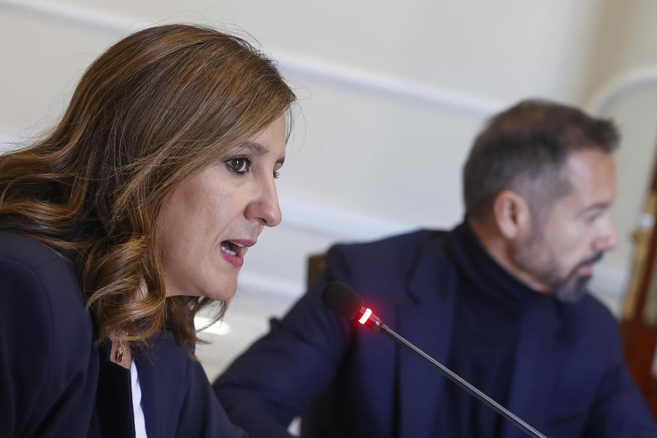 ROBER SOLSONA…20231106…VALENCIA…..La alcaldesa de València, María José Catalá, acompañada de la primera teniente de Alcaldía y concejala de Hacienda y La alcaldesa de Valencia, María José Catalá, junto a Juanma Badenas en una imagen de archivo
